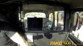 FakeTaxi - Termetes csöcsű félvér nőci megkettyintve