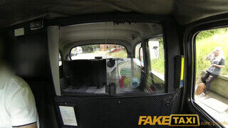 Faketaxi - szőrös pinájú milf csajszika kamatyol egyet