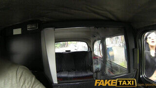 FakeTaxi barna hajú angol nő termetes dákót szop