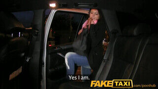 FakeTaxi - csábító zsenge fiatal csajszi