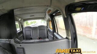 FakeTaxi - bögyös milf gádzsi tövig benyeli a kukit