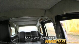 FakeTaxi - szű puncikájú csaj kefélni szeretne