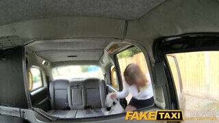 FakeTaxi - formás mellek és formás segg