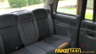 FakeTaxi - Kitetovált csöcsös gádzsi szeret kúrni
