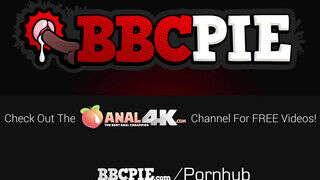 BBCPIE - Chloe Temple beleül a termetes dákóba