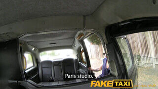 FakeTaxi - Gina Snake a izgató kitetovált milf