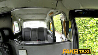 FakeTaxi - vörös milf lány szeret szeretkezni