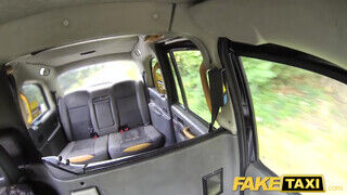 Fake Taxi - Lexi Lou hátsó nyílásba tolva a taxiban