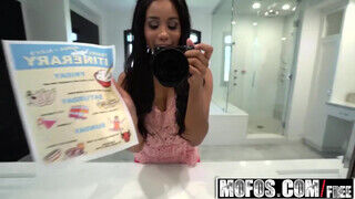 Mofos - Jenna Foxx a méretes cickós barna csaj