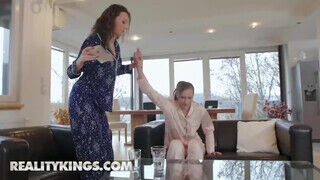 Reality Kings - Stacy Cruz és Isabella De Laa édeshármasban szeretkeznek
