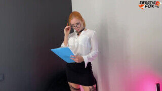 Sweetie_Fox - Szemüveges zsenge szuka popsi maszturbálása