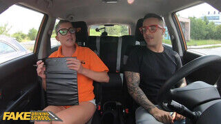 Fake Driving School - Elisa Tiger a céda oktató