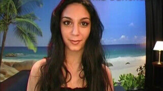 Mia Sanchez feldug egy gigantikus dildot