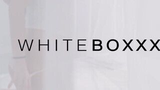 WhiteBoxxx - nagymellű tinicsaj az takaró alatt maszturbál