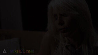 MIXEDX - MIlf mami megollózza a tini lányát