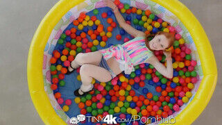 Tiny4K - Dolly Little a csábos vörös hajú fiatal