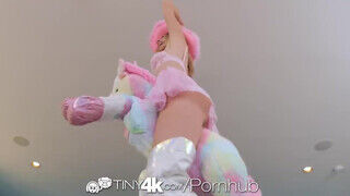 TINY4K - Anya Olsen a fullos cow girl