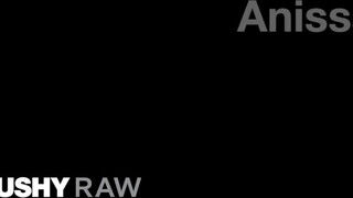 TUSHYRAW - Anissa Kate hátsójába péniszt tolnak