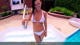 Let's Fuck Outside - Óriási didkós milf a medencénél