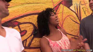 Misty Stone fehér srácokkal kefél