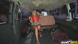 BANGBROS - Elana Bunnz kefél a kisbuszban