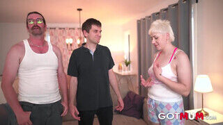 Got Mum - Rövid hajú milf édeshármasban kúr