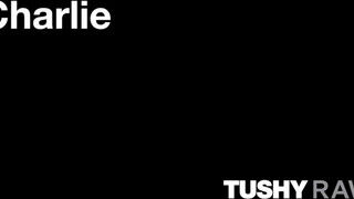 TUSHYRAW - Charlie a vonzó világos szőke milf