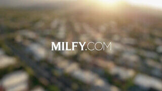 MILFY - Savannah Bond termetes farokkal análba kurelva