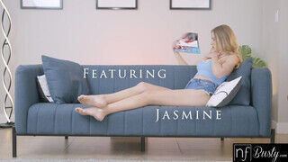 Jasmine Daze a termetes cickós tinédzser pipi