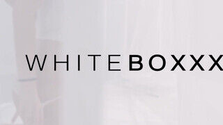 WHITEBOXXX - Tinédzser csaj játszik a puncijával