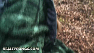 REALITY KINGS - Angel Youngs hátsó nyílásba tolva a sátorban