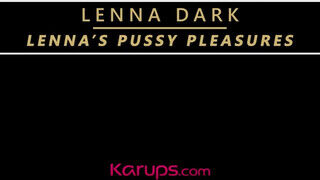 Lenna Dark egy hatalmas dildóval maszturbál