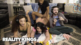REALITY KINGS - Willow Ryder és Sarah Arabic a bűbájos gamer csajok