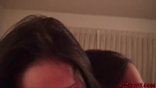 Vixen Layla orálozza a faszt, mielőtt keményen megdugják otthoni szexvideóban
