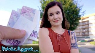 Bájos pici Eliss meztelenül pózol amatőr fotózáson