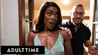 Unatkozó házastárs Ana Foxxx párnán kamatyol és megdugja kedvelő férje!