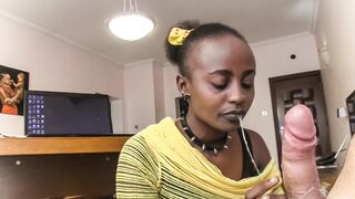 Nyakörves néger kéjhölgy nyáladzik a főnök farkán