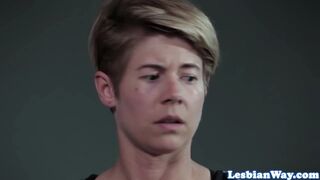 Forró lesbi csoportszex vörös tinivel és milf-fel