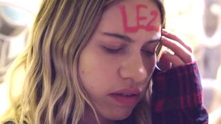 Fiatal lányok forró fürdőszobai leszbi játszmája