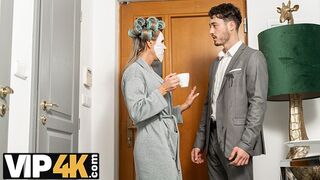 Az érett világos szőke francia anyuci újra csábít tini fickót