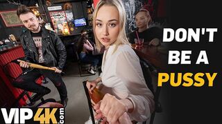 Bátor világos szőke pornósztár reszeli idegen manust a bárban