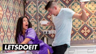 A csábos szobalány Jade Presley kitakarít és cidázza a gigászi faszkat a forró szálláson