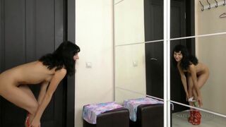 Fiatal lány szőrös puncival masturbál a tükör előtt