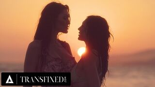 Alkonyat után hardcore baszás: Tori Easton durván megdugja Charlotte Sins bikini babát