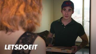 Megcsaló cunci Arian Joy először a barátját baszogatja, aztán a kézbesítő pali megdugja jól