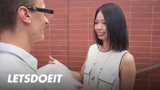Jureka Del Mar ázsiai csajszi leszopja a gigászi zsíros idegen fazt és jól meglovagolja