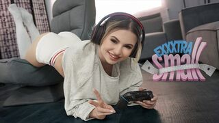 Pici zsenge pipi Aria Banks elkapja magas mostohabátyját Chris Epicet, aki a szobájában veri a dákója
