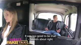 Tini manus gyorsan megdugja Angel Piaff lucskos kiborotvált puncáját a hamis taxiban