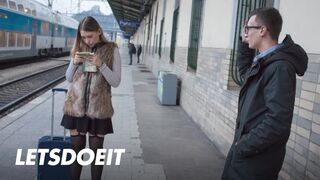 Selvaggia fiatal szuka felfogta Charlie Dean óriási faszát egy gyors pov dugásra