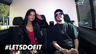 Vékony néger Coco Kiss pénzért leszopja a méretes csoki fazt az autóban